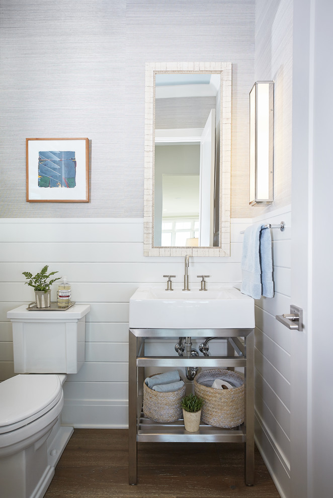 Свежая идея для дизайна: ванная комната в морском стиле с консольной раковиной - отличное фото интерьера