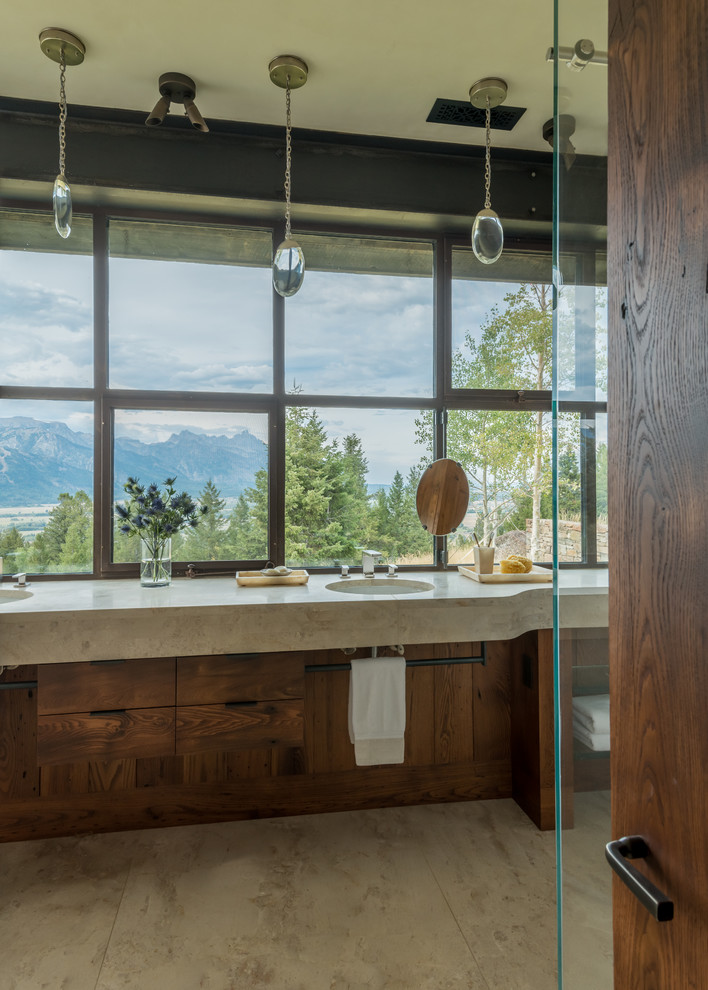 На фото: главная ванная комната в стиле рустика с открытыми фасадами, фасадами цвета дерева среднего тона и столешницей из известняка с