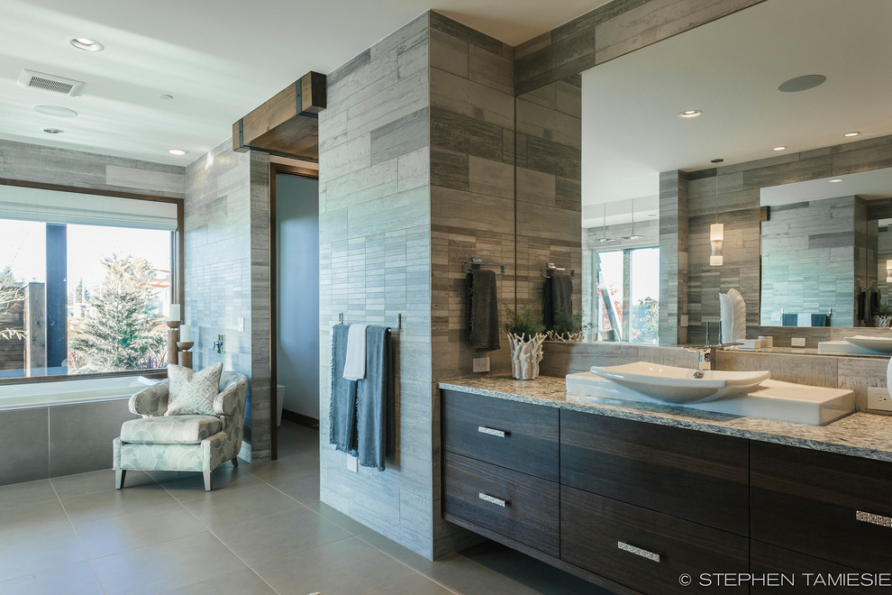 Стильный дизайн: огромная главная ванная комната в современном стиле с плоскими фасадами, темными деревянными фасадами, керамической плиткой, полом из керамической плитки, настольной раковиной и столешницей из кварцита - последний тренд