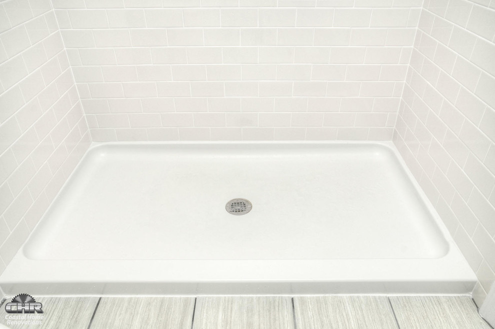 Idéer för små maritima badrum, med skåp i shakerstil, vita skåp, ett badkar i en alkov, en dusch/badkar-kombination, vit kakel, blå väggar, ett väggmonterat handfat och bänkskiva i kvarts
