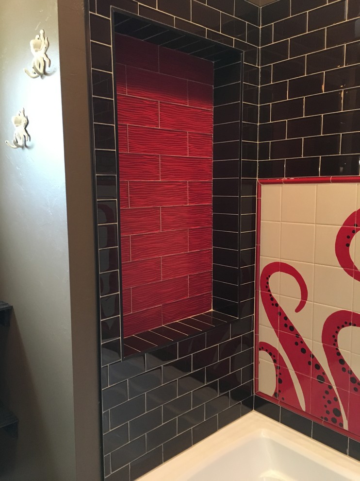 Mittelgroßes Stilmix Badezimmer En Suite mit Badewanne in Nische, Duschbadewanne, beigen Fliesen, Glasfliesen, beiger Wandfarbe und Duschvorhang-Duschabtrennung in Sonstige