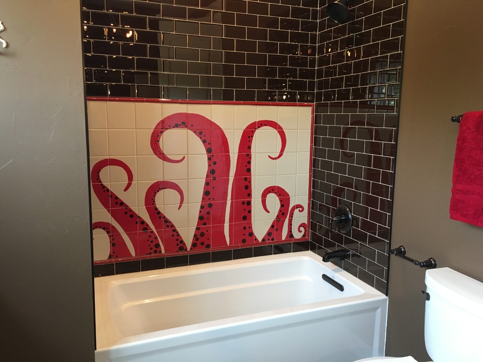 Mittelgroßes Eklektisches Badezimmer En Suite mit Badewanne in Nische, Duschbadewanne, beigen Fliesen, Glasfliesen, beiger Wandfarbe und Duschvorhang-Duschabtrennung in Sonstige