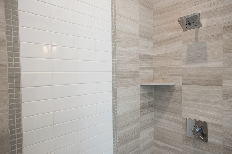 Immagine di una stanza da bagno per bambini moderna con vasca ad alcova, vasca/doccia e pavimento in gres porcellanato