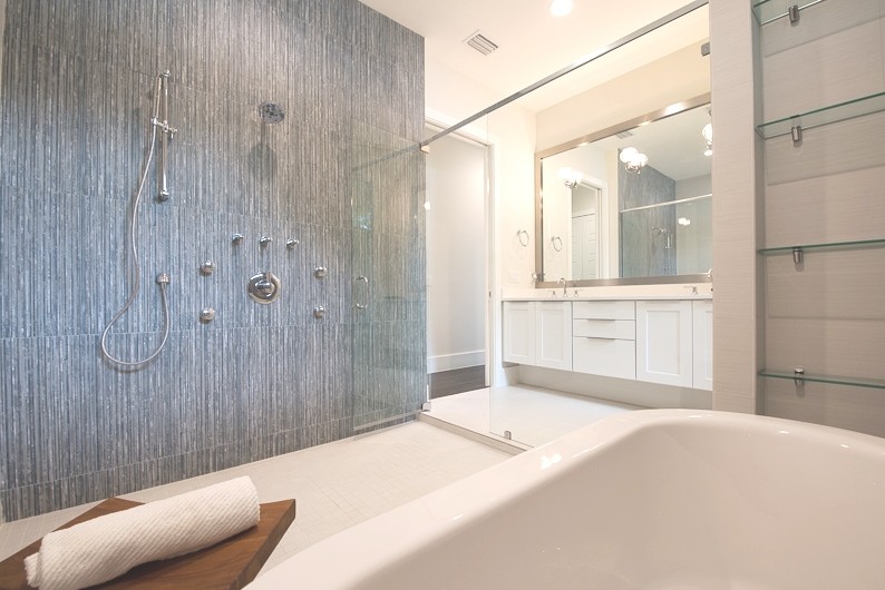 Exempel på ett modernt en-suite badrum, med skåp i shakerstil, vita skåp, ett fristående badkar, en kantlös dusch, porslinskakel, klinkergolv i porslin, ett undermonterad handfat och bänkskiva i kvarts