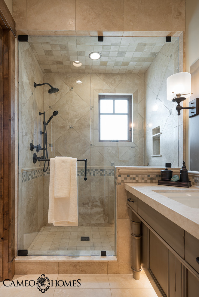 Inredning av ett rustikt litet badrum med dusch, med luckor med upphöjd panel, skåp i mellenmörkt trä, en dusch i en alkov, en toalettstol med separat cisternkåpa, flerfärgad kakel, mosaik, vita väggar, klinkergolv i porslin, ett undermonterad handfat och bänkskiva i täljsten