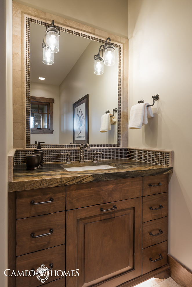 Exempel på ett mellanstort rustikt badrum med dusch, med skåp i mellenmörkt trä, ett undermonterad handfat, marmorbänkskiva, släta luckor, beige kakel, svart kakel, brun kakel, flerfärgad kakel, perrakottakakel, vita väggar och klinkergolv i keramik