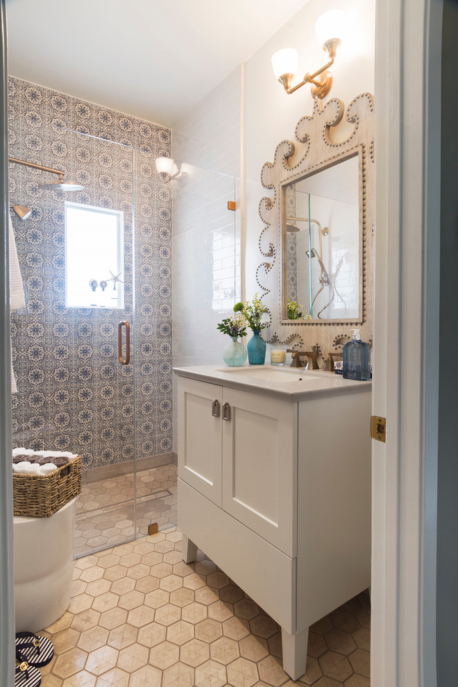 Immagine di una stanza da bagno tradizionale con porta doccia a battente