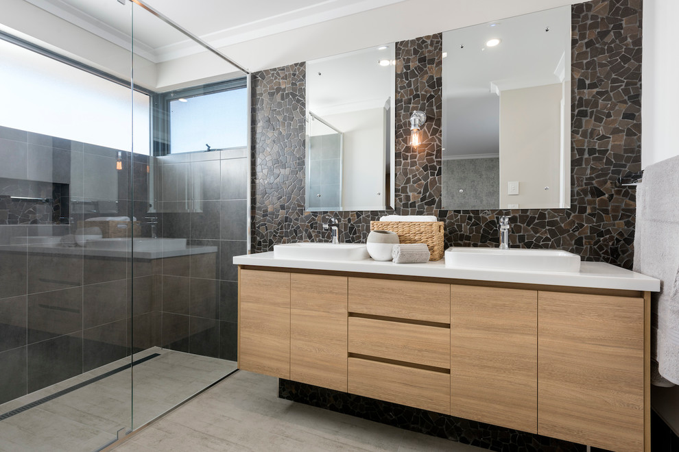 Aménagement d'une douche en alcôve principale contemporaine en bois clair avec un placard à porte plane, un mur marron et un lavabo posé.