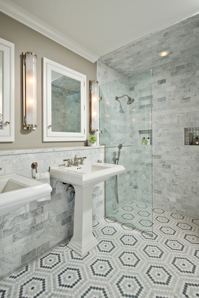 Пример оригинального дизайна: главная ванная комната с открытым душем, серой плиткой, серыми стенами, раковиной с пьедесталом, унитазом-моноблоком, мраморной плиткой, полом из керамической плитки, разноцветным полом и открытым душем