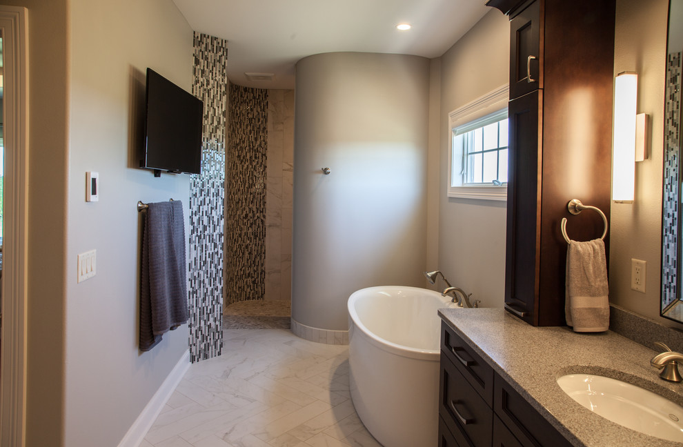 Cette photo montre une salle de bain chic avec une baignoire indépendante, une douche ouverte, des carreaux en allumettes, un mur beige, un sol en marbre, un lavabo encastré, un sol beige et aucune cabine.