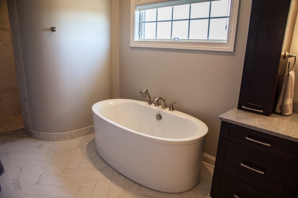 Immagine di una stanza da bagno chic con vasca freestanding, doccia aperta, piastrelle a listelli, pareti beige, pavimento in marmo, lavabo sottopiano, pavimento beige e doccia aperta