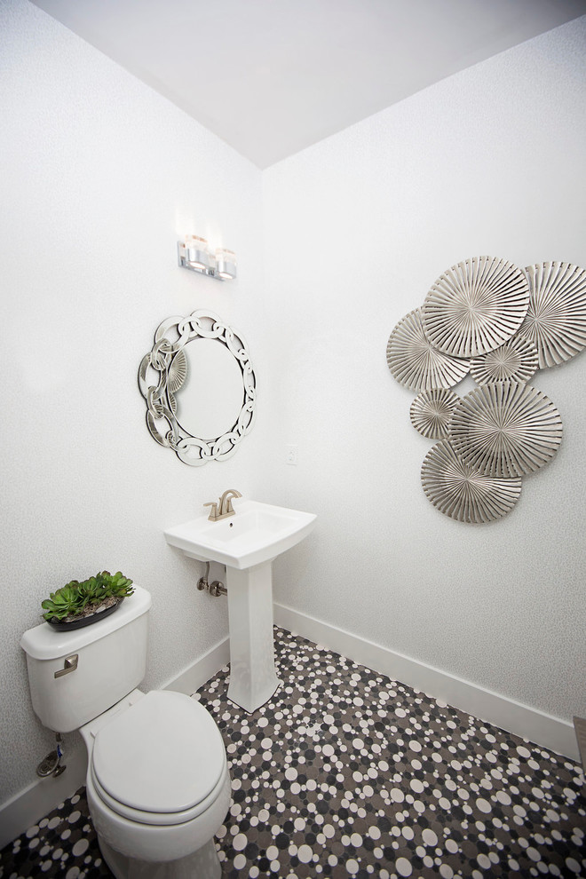 Foto på ett stort funkis badrum med dusch, med luckor med infälld panel, en toalettstol med separat cisternkåpa, vita väggar, klinkergolv i keramik och ett piedestal handfat