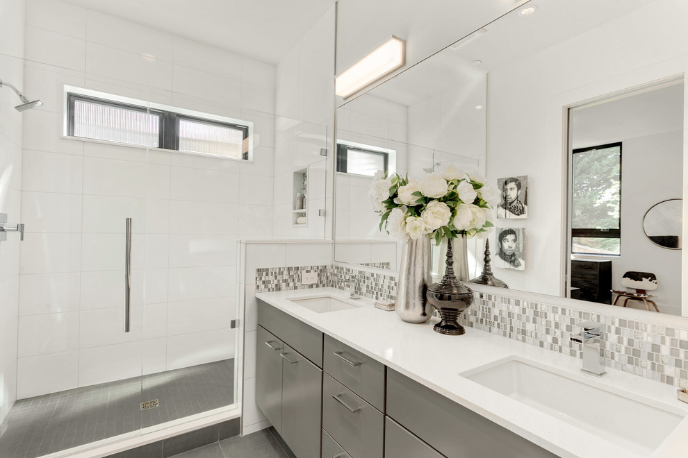 Inspiration för mellanstora moderna badrum med dusch, med släta luckor, grå skåp, en dusch i en alkov, grå kakel, flerfärgad kakel, vit kakel, ett undermonterad handfat, bänkskiva i kvarts, grått golv, dusch med gångjärnsdörr och vita väggar