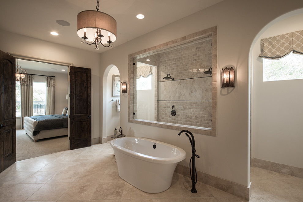 オースティンにある地中海スタイルのおしゃれなマスターバスルーム (置き型浴槽、白い壁、ベージュの床、オープンシャワー、洗い場付きシャワー) の写真