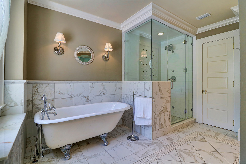 Exempel på ett eklektiskt en-suite badrum, med ett badkar med tassar, våtrum, vit kakel, bruna väggar, vitt golv och dusch med gångjärnsdörr