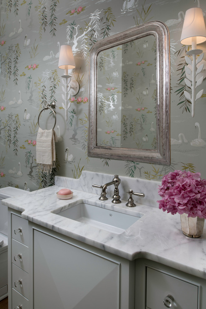 Exempel på ett eklektiskt badrum med dusch, med marmorbänkskiva