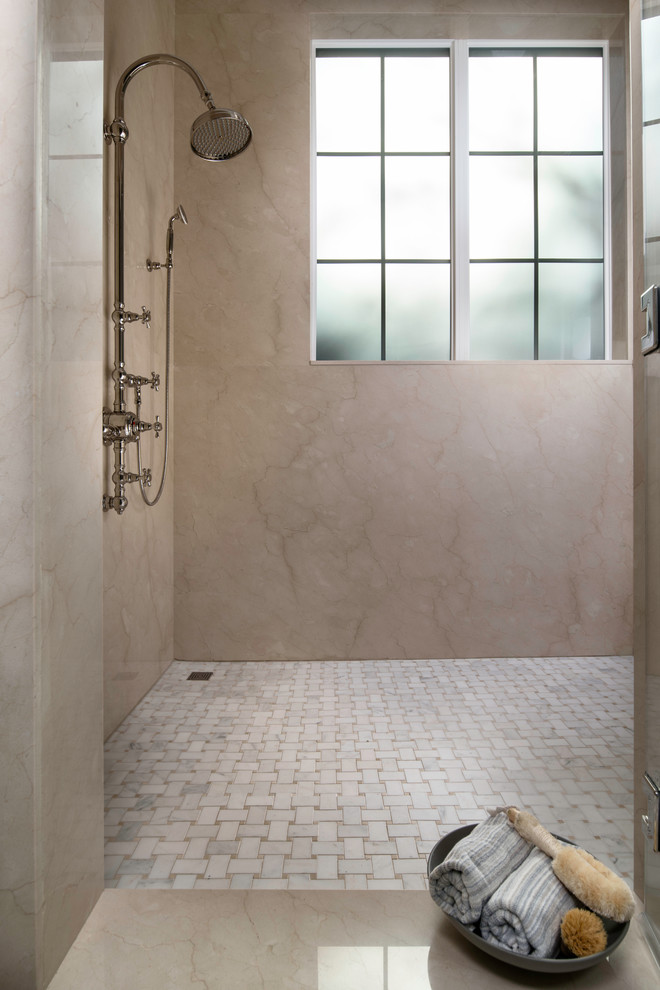 Idéer för vintage en-suite badrum, med beige skåp, ett fristående badkar, en öppen dusch, blå väggar, ett undermonterad handfat, marmorbänkskiva och med dusch som är öppen