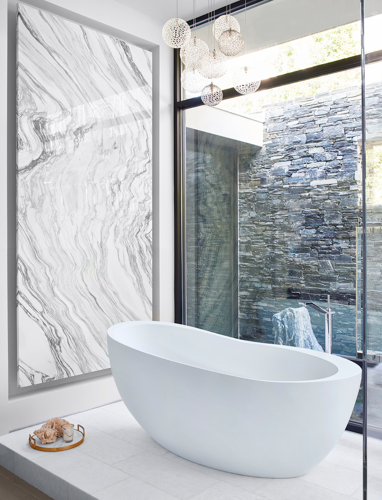 アトランタにあるラグジュアリーな広いコンテンポラリースタイルのおしゃれなマスターバスルーム (置き型浴槽、白いタイル、大理石タイル、白い床、大理石の床) の写真