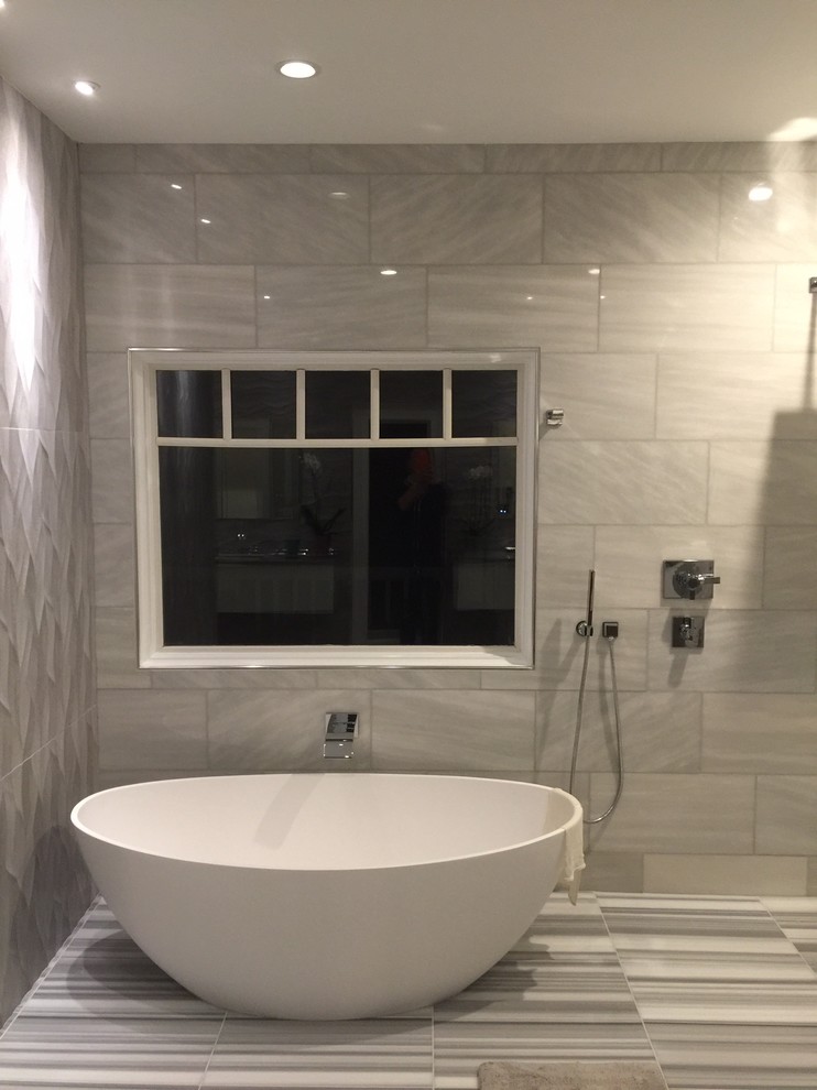 Idéer för att renovera ett mellanstort funkis en-suite badrum, med ett fristående badkar