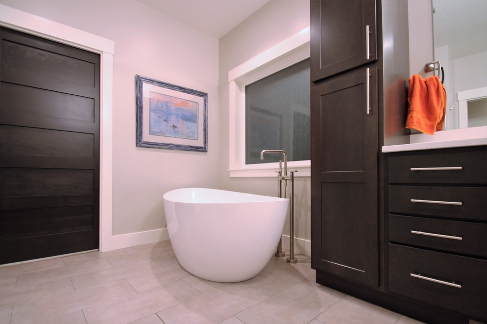 Immagine di una stanza da bagno padronale minimal di medie dimensioni con vasca freestanding