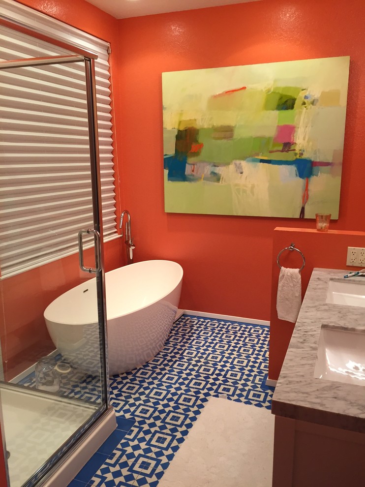 Свежая идея для дизайна: главная ванная комната среднего размера в современном стиле с отдельно стоящей ванной - отличное фото интерьера