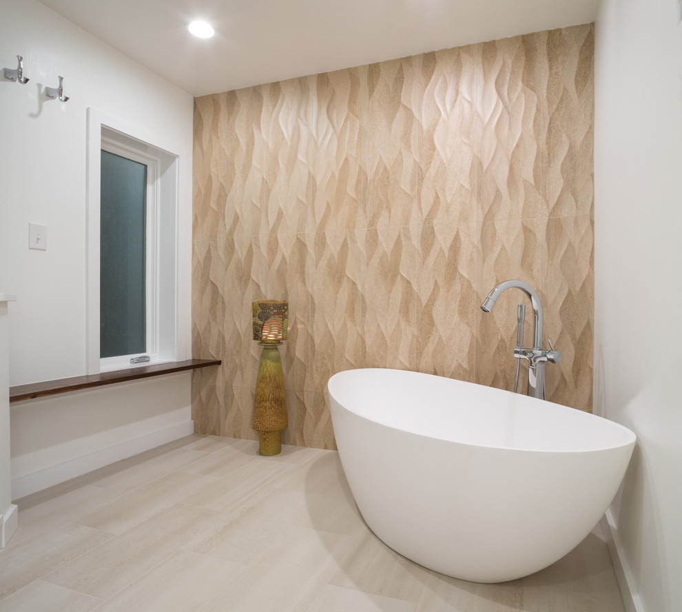 Bild på ett mellanstort funkis en-suite badrum, med ett fristående badkar
