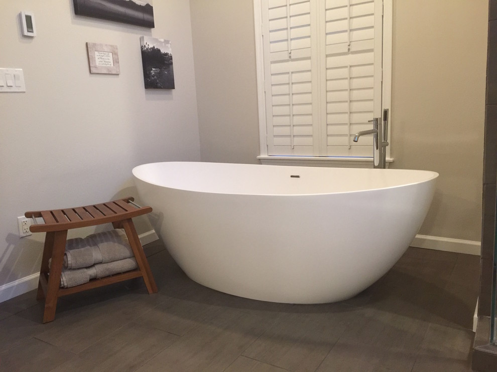 Imagen de cuarto de baño principal actual de tamaño medio con bañera exenta
