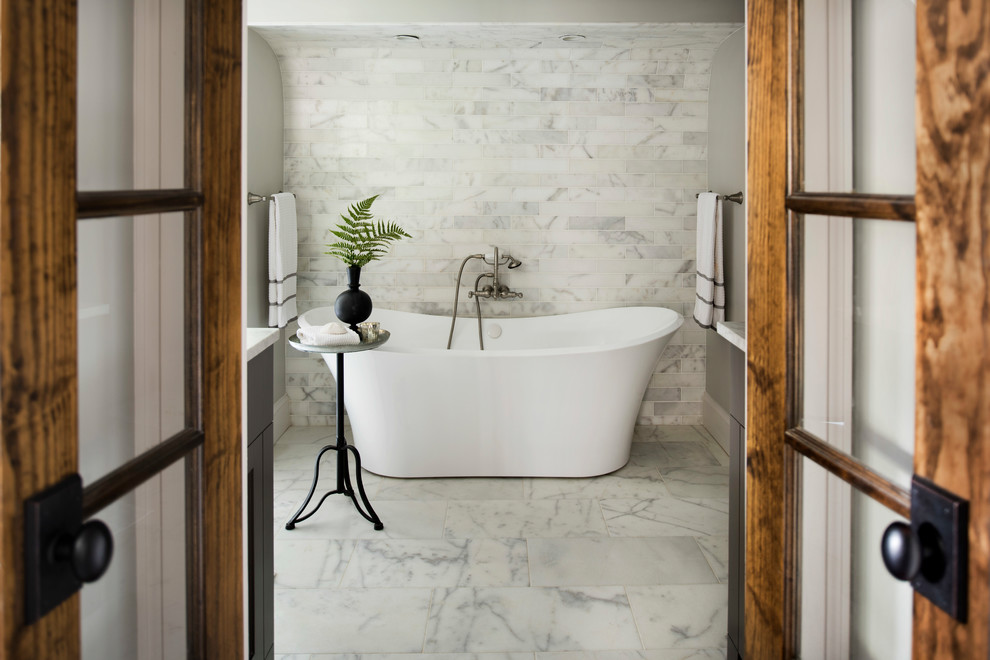Landhausstil Badezimmer En Suite mit dunklen Holzschränken, Marmorboden, Marmor-Waschbecken/Waschtisch und grauem Boden in Atlanta
