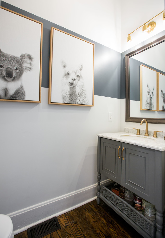 Idéer för små funkis vitt badrum, med möbel-liknande, blå skåp, mörkt trägolv, ett undermonterad handfat, marmorbänkskiva och brunt golv