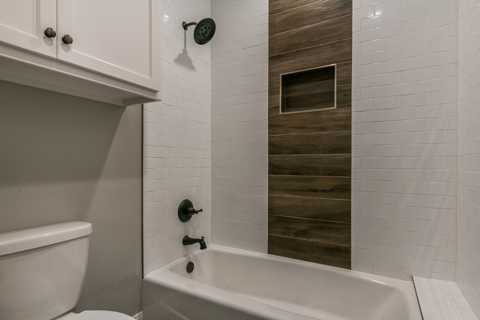 Стильный дизайн: ванная комната в стиле кантри с фасадами в стиле шейкер, белыми фасадами, ванной в нише, душем над ванной, белой плиткой, плиткой кабанчик, серыми стенами и шторкой для ванной - последний тренд