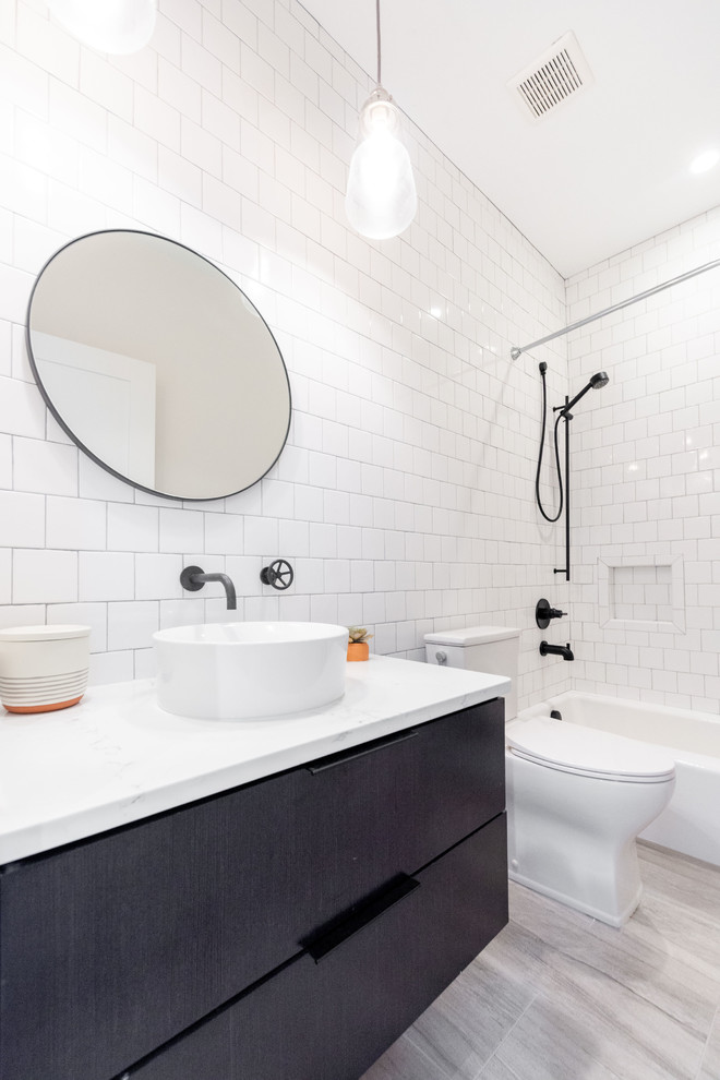 Modelo de cuarto de baño contemporáneo con armarios con paneles lisos, puertas de armario de madera en tonos medios, combinación de ducha y bañera, baldosas y/o azulejos blancos y encimeras blancas
