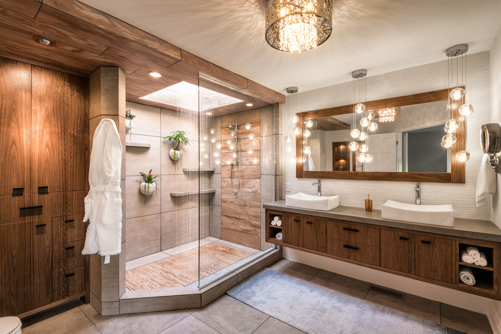 Пример оригинального дизайна: ванная комната в современном стиле с плоскими фасадами, темными деревянными фасадами, душем в нише, настольной раковиной, серым полом, открытым душем и серой столешницей