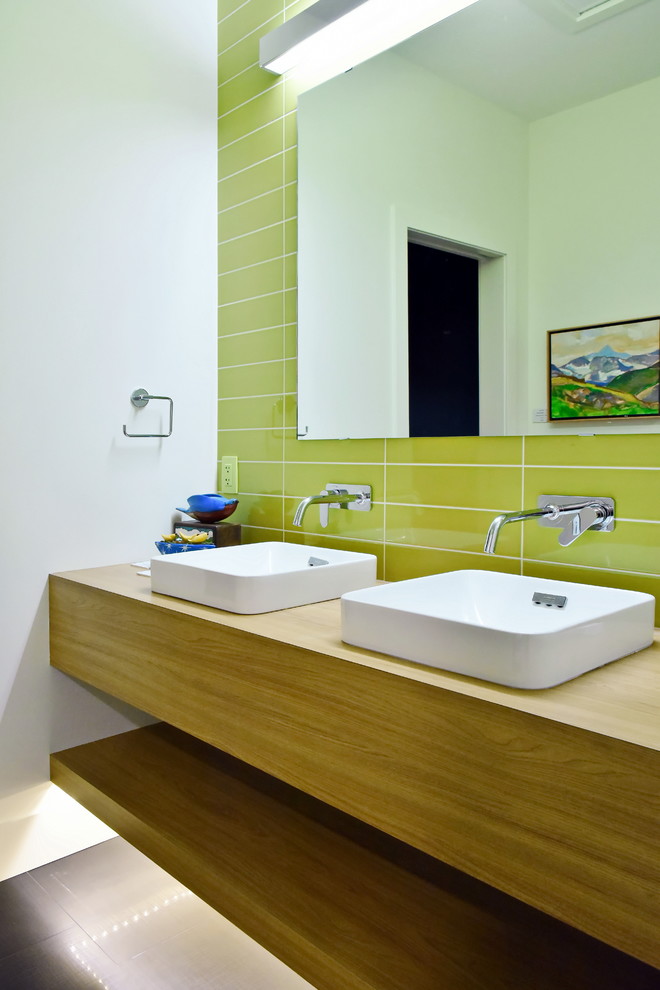 На фото: ванная комната среднего размера в современном стиле с открытыми фасадами, белыми стенами, душевой кабиной, настольной раковиной и столешницей из дерева
