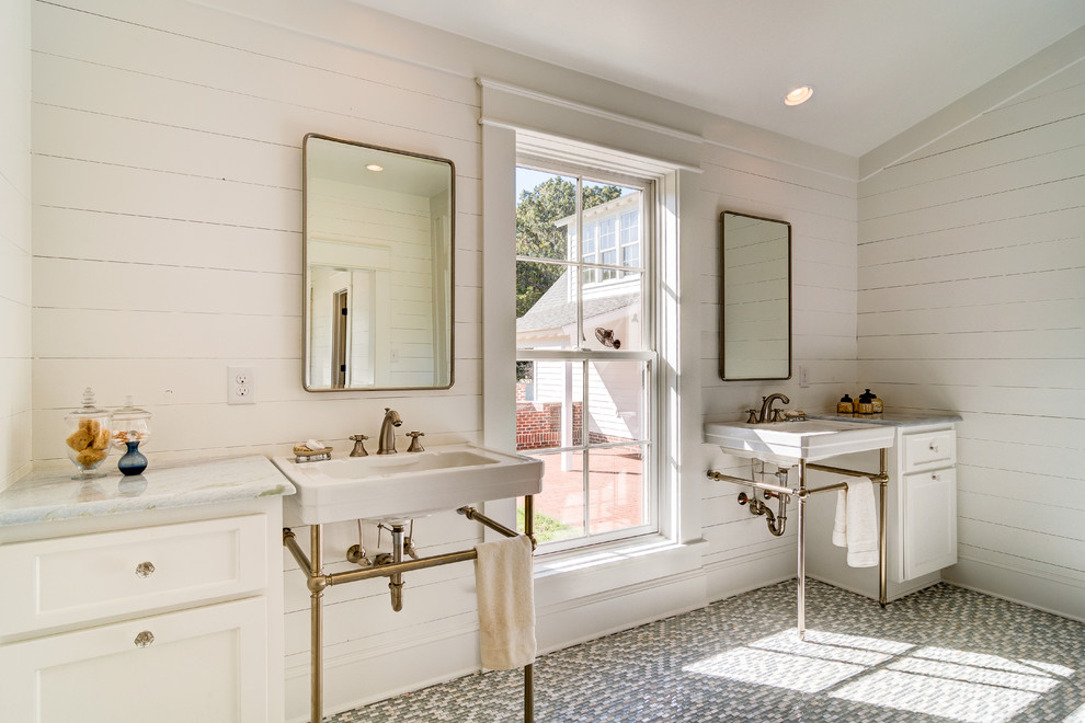 Пример оригинального дизайна: большая главная ванная комната в стиле кантри с белыми стенами, полом из мозаичной плитки, консольной раковиной, мраморной столешницей, серым полом, фасадами в стиле шейкер и белыми фасадами