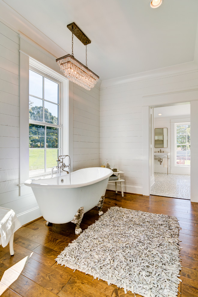 На фото: большая главная ванная комната в стиле кантри с ванной на ножках, открытым душем, унитазом-моноблоком, белой плиткой, белыми стенами, консольной раковиной, мраморной столешницей, серым полом и открытым душем с