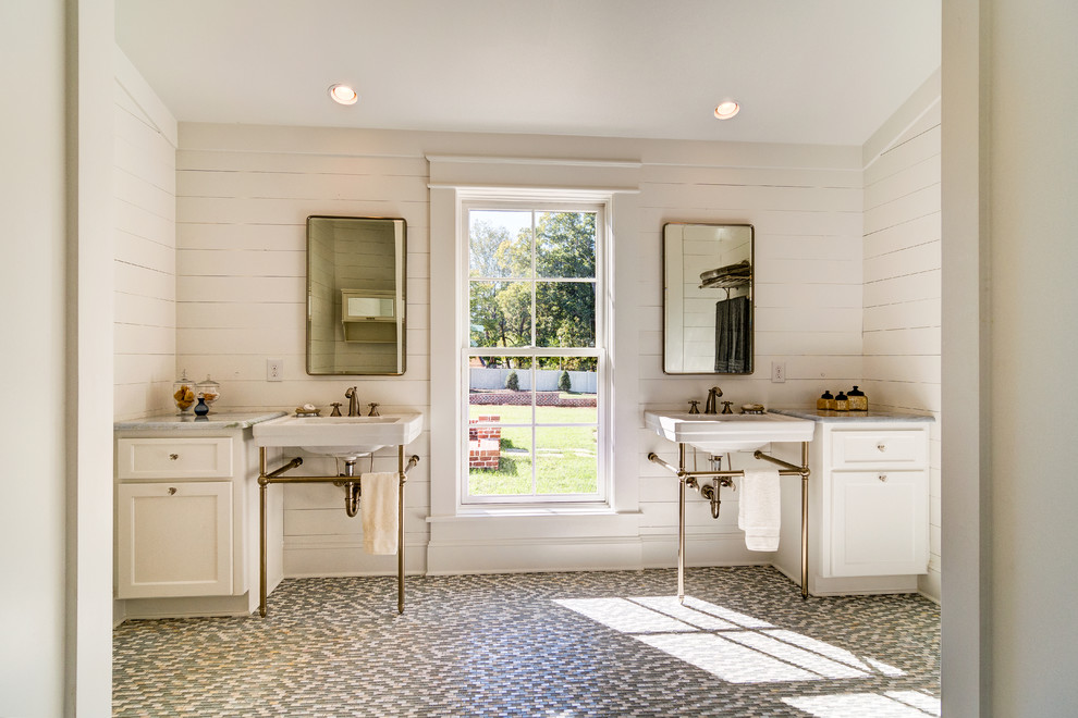 Идея дизайна: большая главная ванная комната в стиле кантри с ванной на ножках, открытым душем, унитазом-моноблоком, белой плиткой, белыми стенами, полом из мозаичной плитки, консольной раковиной, мраморной столешницей, серым полом и открытым душем