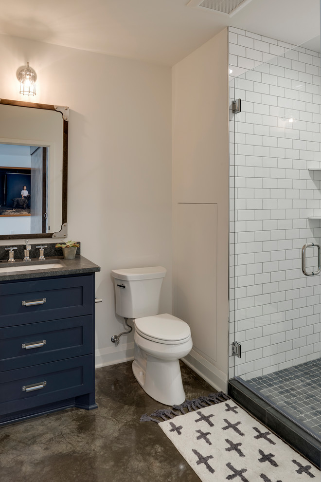 На фото: маленькая ванная комната в стиле неоклассика (современная классика) с фасадами в стиле шейкер, душем в нише, белой плиткой, белыми стенами, душевой кабиной, врезной раковиной, душем с распашными дверями, синими фасадами, раздельным унитазом, керамической плиткой, бетонным полом, столешницей из талькохлорита, коричневым полом и серой столешницей для на участке и в саду
