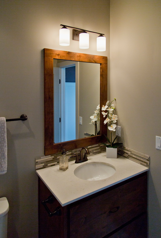Foto di una piccola stanza da bagno con doccia rustica con ante lisce, ante in legno bruno, piastrelle grigie, piastrelle di vetro, pareti beige e lavabo sottopiano