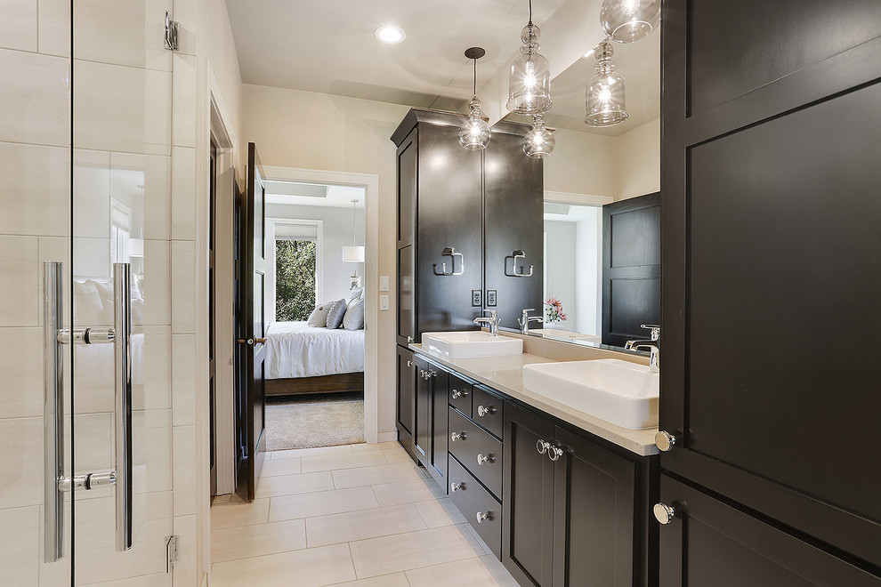 Exempel på ett klassiskt en-suite badrum, med skåp i shakerstil, skåp i mörkt trä, klinkergolv i keramik, ett fristående handfat, bänkskiva i kvarts och dusch med gångjärnsdörr