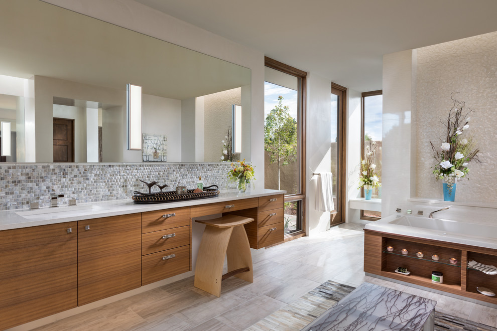 Aménagement d'une salle de bain principale contemporaine en bois brun de taille moyenne avec un mur blanc, un placard à porte plane, un carrelage multicolore, mosaïque, un lavabo encastré, un sol gris, une baignoire encastrée, un plan de toilette blanc et une fenêtre.