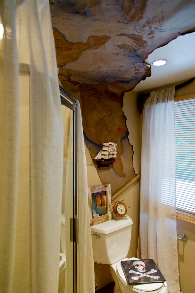 Esempio di una stanza da bagno con doccia eclettica di medie dimensioni con doccia ad angolo, pareti gialle, pavimento in terracotta, pavimento marrone e porta doccia a battente
