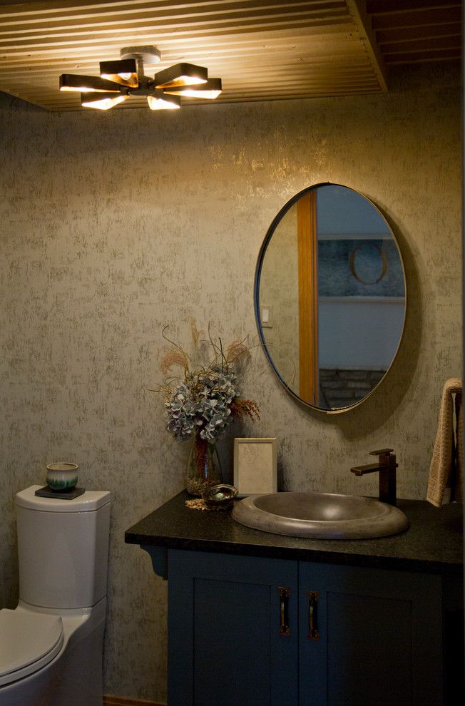 На фото: маленькая ванная комната в стиле фьюжн с фасадами в стиле шейкер, серыми фасадами, бежевыми стенами, душевой кабиной, накладной раковиной и столешницей из гранита для на участке и в саду