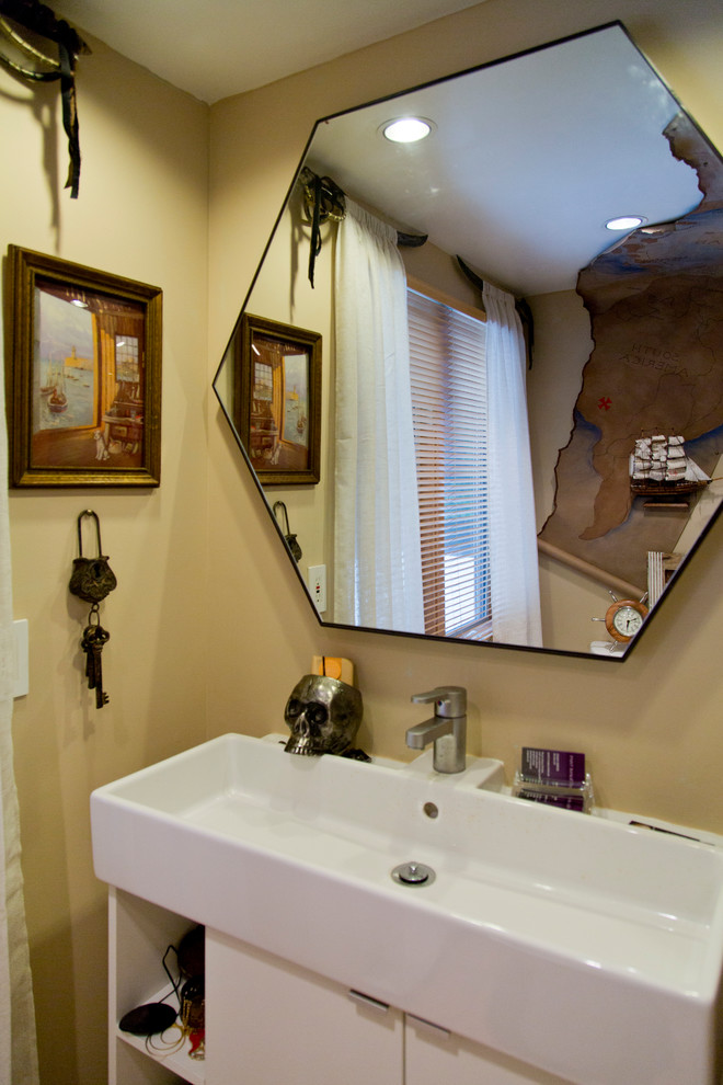 Bild på ett mellanstort eklektiskt badrum med dusch, med en hörndusch, gula väggar, klinkergolv i terrakotta, brunt golv och dusch med gångjärnsdörr