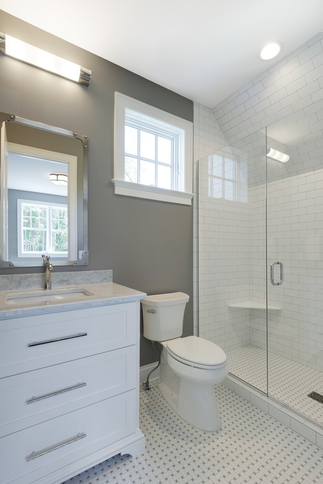 Стильный дизайн: маленькая ванная комната в морском стиле с фасадами в стиле шейкер, белыми фасадами, душем в нише, раздельным унитазом, белой плиткой, керамической плиткой, серыми стенами, полом из мозаичной плитки, душевой кабиной, врезной раковиной, мраморной столешницей, белым полом, душем с распашными дверями и белой столешницей для на участке и в саду - последний тренд
