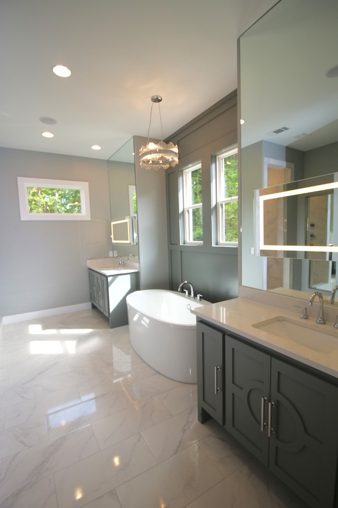 Exempel på ett mellanstort klassiskt en-suite badrum, med släta luckor, grå skåp, ett fristående badkar, en öppen dusch, en toalettstol med separat cisternkåpa, grå väggar, klinkergolv i porslin, ett undermonterad handfat, bänkskiva i kvarts, vitt golv och med dusch som är öppen