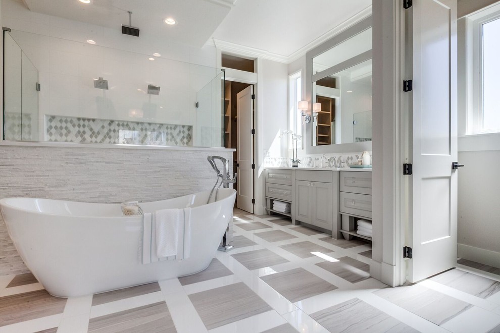 Идея дизайна: огромная главная ванная комната в стиле неоклассика (современная классика) с фасадами с выступающей филенкой, бежевыми фасадами, отдельно стоящей ванной, двойным душем, бежевой плиткой, белой плиткой, плиткой мозаикой, белыми стенами, светлым паркетным полом, врезной раковиной, столешницей из искусственного камня, разноцветным полом и душем с распашными дверями