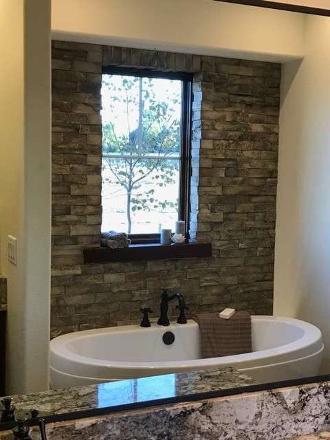 Ispirazione per una stanza da bagno padronale minimal di medie dimensioni con piastrelle di pietra calcarea