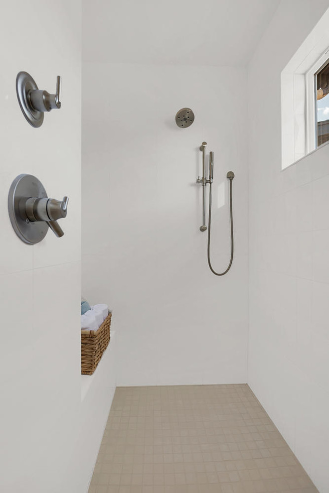 Inspiration för 50 tals en-suite badrum, med en kantlös dusch, vit kakel, porslinskakel, klinkergolv i porslin, beiget golv och med dusch som är öppen