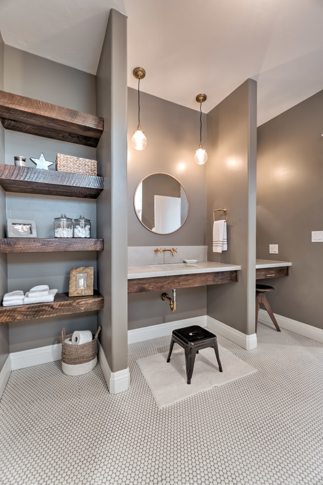 Imagen de cuarto de baño campestre con paredes grises, suelo con mosaicos de baldosas, lavabo bajoencimera, suelo blanco y encimeras blancas