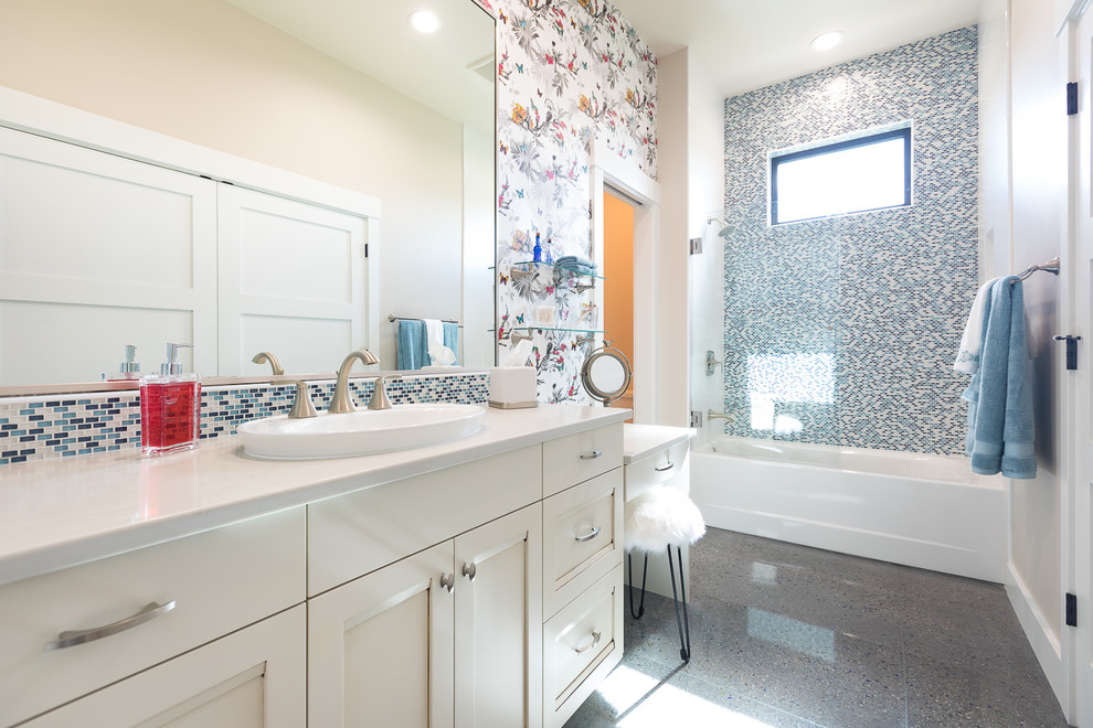 Пример оригинального дизайна: ванная комната в стиле неоклассика (современная классика) с фасадами с утопленной филенкой, бежевыми фасадами, ванной в нише, душем над ванной, разноцветными стенами, накладной раковиной, серым полом и белой столешницей